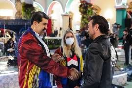Vestido de charro, el cantante oriundo de Torreón le cantó las mañanitas al presidente de Venezuela Nicolás Maduro.