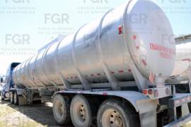 Durante la inspección, las autoridades aseguraron un tractocamión con semirremolque que transportaba mil 830 litros de probable diésel, cuya procedencia no pudo ser acreditada.
