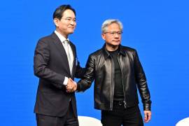 Lee Jae-yong (izquierda), presidente de Samsung Electronics Co., y Jensen Huang, director ejecutivo de Nvidia Corp., se dan la mano durante la Cumbre de Inteligencia Artificial (IA) de San Francisco.