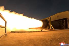 En la se muestra lo que describe como una prueba de motor de combustible sólido en un lugar no revelado de Corea del Norte.