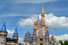 Vista del palacio de la Cenicienta con su nueva imagen y escudo con ocasión del 50 aniversario de Walt Disney World en el parque temático Magic Kingdom en Lake Buena Vista, Florida. EFE/Álvaro Blanco