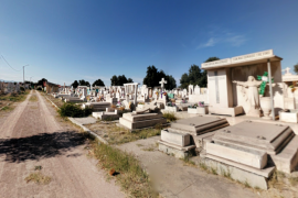 Elementos de Protección Civil recordaron a los visitantes la importancia de no caminar sobre tumbas deterioradas.