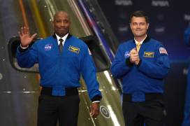 El piloto de la misión Artemis II, Victor Glover (i), y el comandante Reid Wiseman (d) en la ceremonia de entrega de la Medalla de Honor Espacial del Congreso en el Centro Espacial Johnson de la NASA.