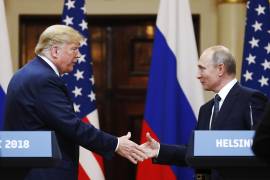 El presidente estadounidense Donald Trump saluda a su homólogo ruso Vladímir Putin al final de una conferencia de prensa en el Palacio Presidencial de Helsinki, Finlandia. FOTO: