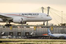 De acuerdo con fuentes de aplicación de radar, el vuelo 762 de Aeroméxico proveniente de Bogotá, Colombia, se disponía a aterrizar pero en la pista había un avión de United Airlines.