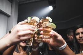 El tequila es una de las bebidas alcohólicas más populares en el mundo, especialmente en México, su país de origen.