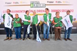 Autoridades municipales dieron el banderazo de inicio a las obras de drenaje y pavimentación en el sector de Las Carolinas.
