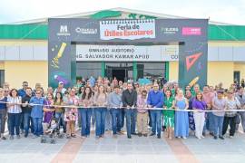 Carlos Villarreal Pérez corta el listón inaugural de la feria en el sector oriente.