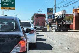 Automovilistas, incluso unidades de carga, invaden ciclovías en distintos puntos de Saltillo, principalmente en el oriente de la ciudad.