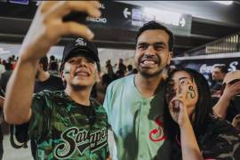 Seguidores se acercaron al político para saludarlo y capturar el momento durante su recorrido por el estadio.