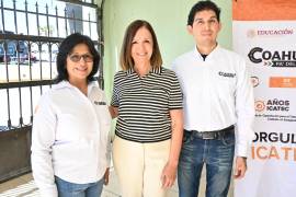 La alcaldesa Sara Irma Pérez (centro) puso en marcha los cursos de Barbería y Gastronomía.