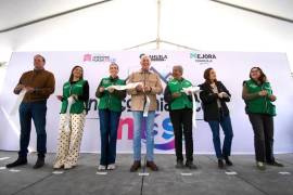 El alcalde Román Alberto Cepeda encabezó la inauguración de la cancha rehabilitada de la colonia Nueva Rosita.