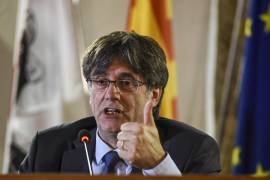 El líder catalán Carles Puigdemont habla en una conferencia de prensa en Alghero, Cerdeña, el 4 de octubre de 2021.