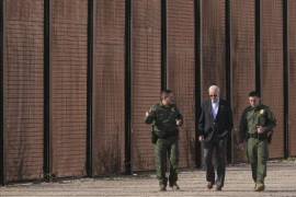 En su primera parada, Biden observó mientras los agentes fronterizos del El Paso le mostraban cómo revisan vehículos en busca de drogas, dinero u otros artículos de contrabando.