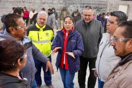 La titular del DIF en Ramos Arizpe, Teresita Escalante, entregó diversos apoyos a los damnificados por el incendio de esta madrugada ocurrido en la colonia Urbivilla.