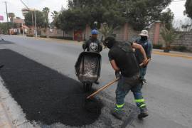 Cuadrillas municipales repararon los baches en la vialidad lateral del bulevar Fundadores, a la altura del Hotel La Torre.