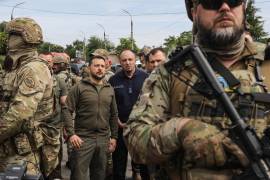 El presidente de Ucrania, Volodímir Zelenski (c), visita Kherson, Ucrania, el 8 de junio de 2023, en medio de la invasión rusa.