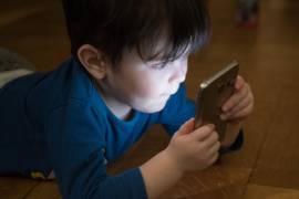 Un niño o adolescente se considera adicto a su dispositivo móvil cuando su uso es irreprimible, incontrolable y abusivo, y llega a desplazar otras actividades.