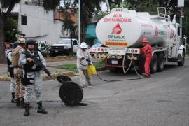 En respuesta a denuncias de vecinos de la Alcaldía GAM, además de un incendio provocado por una toma clandestina cerca del AICM, elementos de la GN, Pemex y trabajadores de la paraestatal, limpian las tuberías.