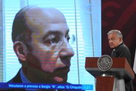 López Obrador expuso en la mañanera el video donde Felipe Calderón es entrevistado en España y dice ser un perseguido político.