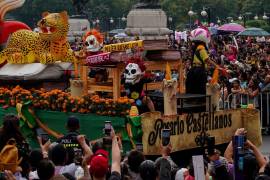 Miles de personas se dieron cita a lo largo de Paseo de la Reforma para presenciar el Mega Desfile de Día de Muertos 2024. El recorrido estuvo plagado de carros alegóricos inspirados en leyendas y tradiciones mexicanas respecto al Día de los Fieles Difuntos.