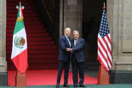 Joe Biden, presidente de Estados Unidos y Andrés Manuel López Obrador, presidente de México, se saludan al término de la recepción.