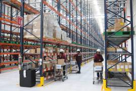 Trabajadores de Birmex colocan distintas medicinas en los anaqueles de la recién inaugurada Megafarmacia del Bienestar.