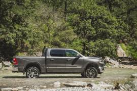 La línea heavy-duty consiste en camionetas pickup y chasises comerciales de gran capacidad fabricadas en la planta de ensamble de camiones en la localidad de Derramadero, en Saltillo, las cuales están diseñadas para tareas de carga, remolque y trabajo rústico.