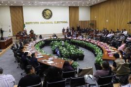 Aunque el ahorro por sueldos de altos mandos es de solo 17 millones, la prohibición de seguros impactará a todo el instituto.