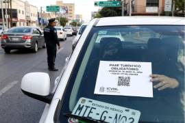 Permiso deberá colocarse en la esquina superior derecha del parabrisas delantero y el medallón trasero del vehículo.