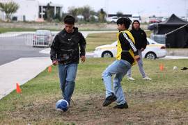 Familias completas se acercaron al área deportiva, donde el fútbol fue el principal atractivo del día.