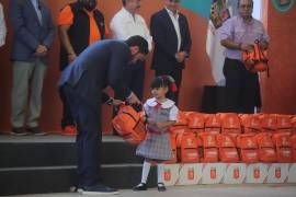 De acuerdo con las bases del concurso, la asignación de los productos se realizará en dos partidas: una de 106 mil mochilas con útiles para primarias, y otra de 90 mil 688 para preescolar y secundaria.