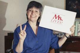 Robin Morgan, redactora jefa de la revista *Ms.*, celebra el regreso de la publicación en primavera desde su oficina de Nueva York el 28 de febrero de 1990