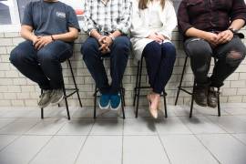 En el caso de la educación, señala que el acceso sigue marcado por desigualdades territoriales y de género.