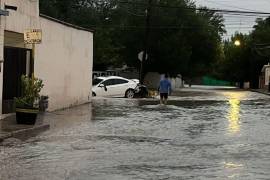 Numerosos vehículos quedaron varados o parcialmente cubiertos por el agua.