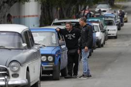 Conductores esperan en una larga fila en una gasolinera en La Habana, Cuba, el 30 de enero de 2026.