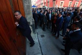 Cuando los gritos de trabajadores del PJ comenzaron a retumbar por las dos esquinas de la calle de Moneda, el líder del CCE, Francisco Cervantes, dejó la puerta número 1 de Palacio Nacional y se dirigió a la número 3.