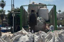 Los ciudadanos acudieron a la explanada de la Plaza Mayor para entregar los materiales reciclables. FOTO: VANGUARDIA