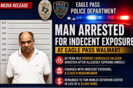 Rodrigo Salazar, taxista de Piedras Negras, enfrenta un cargo de exposición indecente en Eagle Pass, Texas.