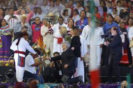 AMLO anuncia que vivirá y despachará en Palacio Nacional y se arrodilla ante representantes indígenas para recibir el bastón de mando y presentar los primeros 100 compromisos.