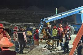 La caída de una estructura de una de las columnas de la Línea 4 del Metro dejó un saldo de cuatro trabajadores lesionados y la movilización de las puestos de auxilio, en la Colonia Obispado.