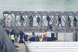 Un grupo de personas que se cree son migrantes desembarcan en Dovert, Kent, desde un barco de la Fuerza Fronteriza en el Canal de la Mancha, en Inglaterra.