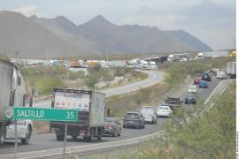 Reportan congestionamiento vial en la carretera Monterrey-Saltillo.