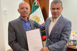 Óscar Pimentel recibe nombramiento de manos del Gobernador Miguel Riquelme.