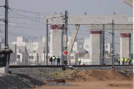 El gasto en comunicaciones cayó 50% y el de energía 43%; analistas señalan que el recorte al gasto en obras frena la economía y deteriora la infraestructura eléctrica del País.