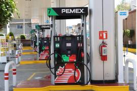 Anunciando que la banca eliminará de manera temporal la tasa de intercambio en pagos con tarjeta en gasolineras, con el objetivo de incentivar el uso de medios electrónicos.