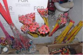 A través de un cateo ejecutado a un inmueble, elementos de la Fiscalía General de la República (FGR) lograron asegurar 347 kilos de pirotecnia en diversas presentaciones, en Nuevo León.