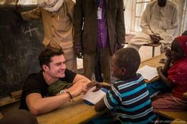 Orlando Bloom visita en Níger a niños desplazados que huyeron de Boko Haram