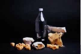 Actualmente, indica, la ley sólo prohíbe la compra de bebidas alcohólicas y de tabaco a través de vales de despensa, lo que en el fondo no cumple con el objetivo de evitar la compra de productos que no promueven una buena nutrición.