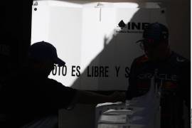 La firma puntualiza que estos escenarios que podrían comprometer las condiciones de la competencia electoral se presentan bajo un contexto electoral extenso, donde se renovarán 17 gubernaturas, congresos locales y ayuntamientos en casi todo el país.
